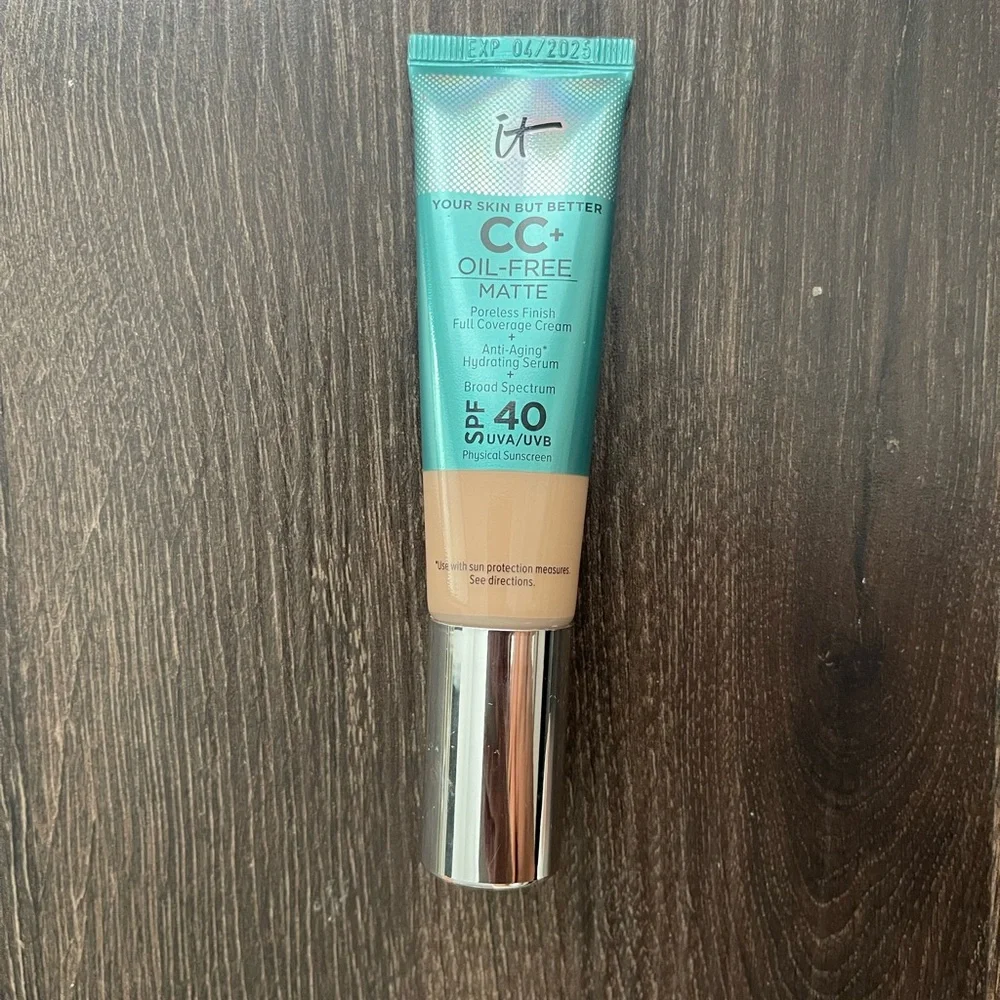 it cosmetics CC+ Oil-Free Matte CC Cream SPF 40 — Beige Tube with Teal Cap - Picture 1 of 3